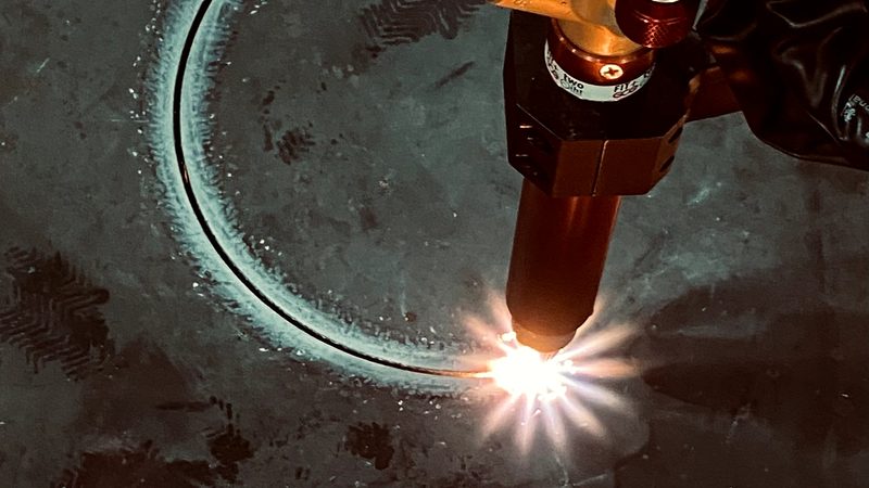 在选择焊接夹具与定位夹具时，应综合考虑以下因素：